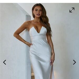 Selfie Leslie White Plunge Neck Gown champagne